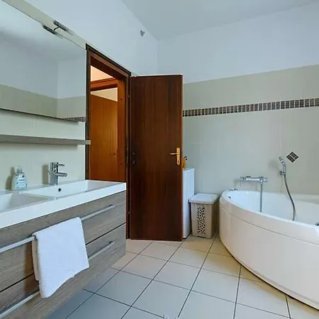Komfortable- Ruhige Erdgeschoss-ferienwohnung By Interhome * Puntera