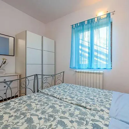 Komfortable- Ruhige Erdgeschoss-ferienwohnung By Interhome