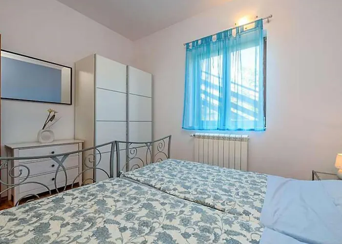 Komfortable- Ruhige Erdgeschoss-ferienwohnung By Interhome