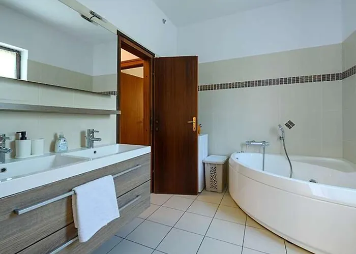 Komfortable- Ruhige Erdgeschoss-ferienwohnung By Interhome * Puntera